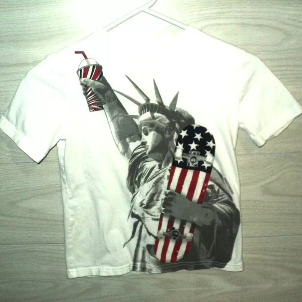 Statue of Liberty Holding a Skateboard & Slurpee Boy's T-Shirt Size XXS 6 White